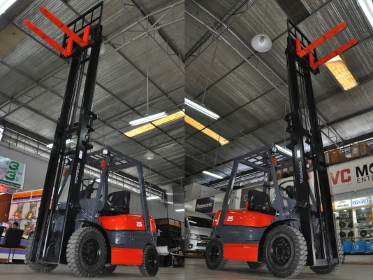 ขายรถโฟล์คลิฟท์มือสอง TOYOTA รุ่น 6FG25 ราคา 295,000 บาท นำเข้าจากประเทศญี่ปุ่น 100\% ไม่เคยใช้งานในไทย