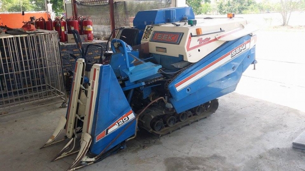 รถเกี่ยวข้าวพร้อมนวดข้าวในตัว แบบนั่งขับ เก่าญี่ปุ่น  ISEKI  Frontier 120 สภาพสวย เครื่องยนต์ติดง่ายพร้อมใช้งาน
