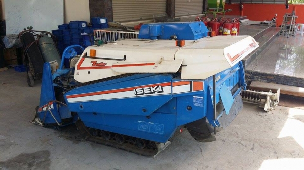 รถเกี่ยวข้าวพร้อมนวดข้าวในตัว แบบนั่งขับ เก่าญี่ปุ่น  ISEKI  Frontier 120 สภาพสวย เครื่องยนต์ติดง่ายพร้อมใช้งาน