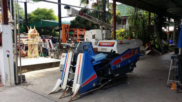 รถเกี่ยวข้าวพร้อมนวดข้าวในตัว แบบนั่งขับ เก่าญี่ปุ่น  ISEKI  Frontier 16 สภาพสวย เครื่องยนต์ติดง่ายพร้อมใช้งาน ไม่เคยใช้งานในไทย