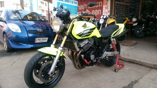 ขายคับ HONDA CB400 ปี93ของแต่งล้น สีสวยพึงทำใหม่ ท่อแต่ง กระจกแต่ง แฮนด์บาร์ ไฟเลี้ยวLED เกียร์โยง มือเบรคปรับระดับได้ อินวอยส์ สรรพสามิตร สวยๆ คับ ราคา 63500 บาท ส่งได้ทั่วไทยคับ สนใจติดต่อ 081-0578282 FACEBOOK POP BIGBIKE SAKONNAKHON ไอดีไลน์ POPBIGBIKE