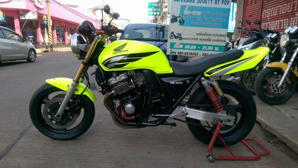 ขายคับ HONDA CB400 ปี93ของแต่งล้น สีสวยพึงทำใหม่ ท่อแต่ง กระจกแต่ง แฮนด์บาร์ ไฟเลี้ยวLED เกียร์โยง มือเบรคปรับระดับได้ อินวอยส์ สรรพสามิตร สวยๆ คับ ราคา 63500 บาท ส่งได้ทั่วไทยคับ สนใจติดต่อ 081-0578282 FACEBOOK POP BIGBIKE SAKONNAKHON ไอดีไลน์ POPBIGBIKE