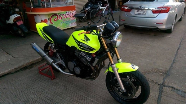 ขายคับ HONDA CB400 ปี93ของแต่งล้น สีสวยพึงทำใหม่ ท่อแต่ง กระจกแต่ง แฮนด์บาร์ ไฟเลี้ยวLED เกียร์โยง มือเบรคปรับระดับได้ อินวอยส์ สรรพสามิตร สวยๆ คับ ราคา 63500 บาท ส่งได้ทั่วไทยคับ สนใจติดต่อ 081-0578282 FACEBOOK POP BIGBIKE SAKONNAKHON ไอดีไลน์ POPBIGBIKE