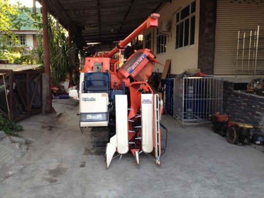 รถเกี่ยวข้าวพร้อมนวดข้าวในตัว แบบนั่งขับ เก่าญี่ปุ่น KUBOTA  R1-191 สภาพสวย มีท่อส่งข้าว
