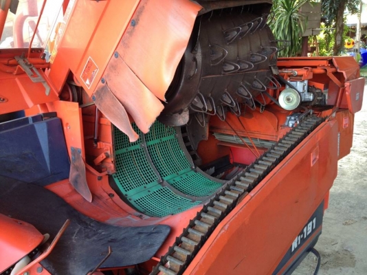 รถเกี่ยวข้าวพร้อมนวดข้าวในตัว แบบนั่งขับ เก่าญี่ปุ่น KUBOTA  R1-191 สภาพสวย มีท่อส่งข้าว
