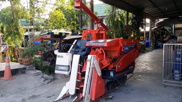 รถเกี่ยวข้าวพร้อมนวดข้าวในตัว แบบนั่งขับ เก่าญี่ปุ่น KUBOTA  R1-191 สภาพสวย มีท่อส่งข้าว
