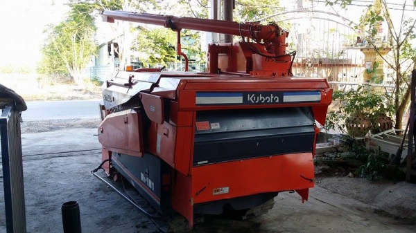 รถเกี่ยวข้าวพร้อมนวดข้าวในตัว แบบนั่งขับ เก่าญี่ปุ่น KUBOTA  R1-191 สภาพสวย มีท่อส่งข้าว