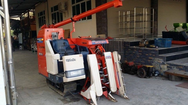 รถเกี่ยวข้าวพร้อมนวดข้าวในตัว แบบนั่งขับ เก่าญี่ปุ่น KUBOTA  R1-191 สภาพสวย มีท่อส่งข้าว