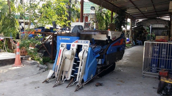 รถเกี่ยวข้าวพร้อมนวดข้าวในตัว แบบนั่งขับ เก่าญี่ปุ่น  ISEKI  Frontier 333 สภาพสวย เครื่องยนต์ติดง่ายพร้อมใช้งาน ไม่เคยใช้งานในไทย
