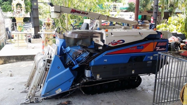 รถเกี่ยวข้าวพร้อมนวดข้าวในตัว แบบนั่งขับ เก่าญี่ปุ่น  ISEKI  Frontier 333 สภาพสวย เครื่องยนต์ติดง่ายพร้อมใช้งาน ไม่เคยใช้งานในไทย