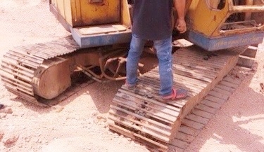 KOMATSU PC 120-2 รถบอดี้เดิมๆสภาพดีพร้อมใช้งานได้เลยครับ เครื่องยนต์เดิมปั๊มเดิมทำงานได้ดีมากครับ ภายในเก๋งคอนโทรลยาว ภายนอกบูมอาร์มสวยมีปะนิดหน่อยครับ ระบบไฮดรอลิกส์ไม่มีแตกเยิ้มแห้งดีครับ ช่วงล่างแน่น เฟลมไม่มีผุทั้งสองข้าง ใบแทรกใหญ่สภาพดีประมาณ 60\% พร