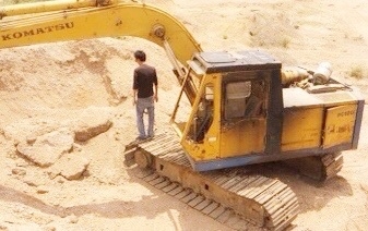 KOMATSU PC 120-2 รถบอดี้เดิมๆสภาพดีพร้อมใช้งานได้เลยครับ เครื่องยนต์เดิมปั๊มเดิมทำงานได้ดีมากครับ ภายในเก๋งคอนโทรลยาว ภายนอกบูมอาร์มสวยมีปะนิดหน่อยครับ ระบบไฮดรอลิกส์ไม่มีแตกเยิ้มแห้งดีครับ ช่วงล่างแน่น เฟลมไม่มีผุทั้งสองข้าง ใบแทรกใหญ่สภาพดีประมาณ 60\% พร