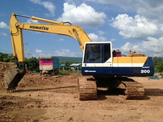 ขาย KOMATSU PC 200-5 สภาพสวยพร้อมใช้ ราคาต่อรองได้ ติดต่อได้ที่คุณ อ๊อฟ พิจิตร 086-737-9991
