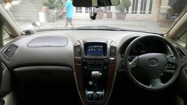 รถHarrier ปี05 สีทอง เครื่อง2400cc LPG