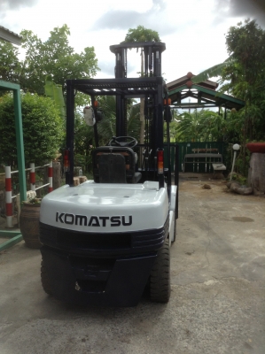 +++ ขายโฟล์คลิฟท์  KOMATSU FD30-11  ขนาด 3  ตัน  เครื่องยนต์ดีเซล   เสา  4.5  เมตร    ไซด์ชิพ  (งาสไลด์ )  เกียร์ธรรมดา  ยางตัน