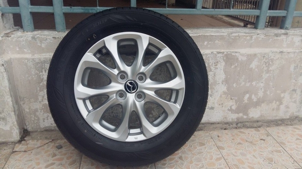 ขายล้อแม็กป้ายแดง new mazda2 15"พร้อมยางปี15  สนใจติดต่อเล็กคลองสามครับ 081-3747940