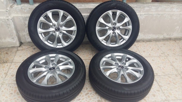 ขายล้อแม็กป้ายแดง new mazda2 15"พร้อมยางปี15  สนใจติดต่อเล็กคลองสามครับ 081-3747940