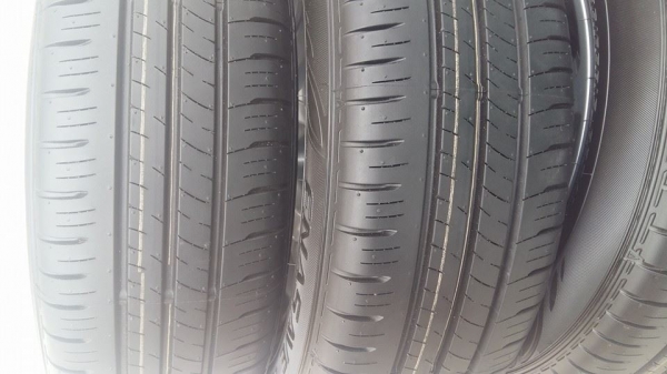 ขายล้อแม็กป้ายแดง new mazda2 15"พร้อมยางปี15  สนใจติดต่อเล็กคลองสามครับ 081-3747940