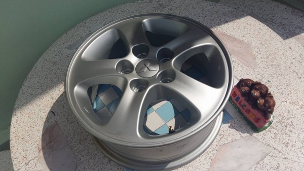 ขายล้อแม็กป้ายแดง mitsu triton เตี้ย 15" สนใจติดต่อเล็กคลองสามครับ 081-3747940
