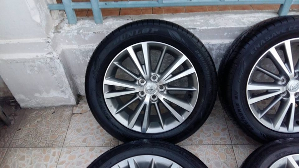 ขายล้อแม็กป้ายแดง altis 16" พร้อมยางปี15  สนใจติดต่อเล็กคลองสามครับ 081-3747940