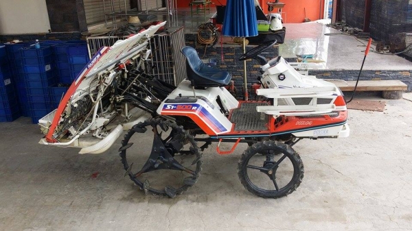 รถปลูกข้าวนั่งขับ KUBOTA รุ่น S1-500R เก่าญี่ปุ่น  ดำนา 5 แถว สภาพสวย เครื่องยนต์ติดง่าย สภาพพร้อมใช้งาน