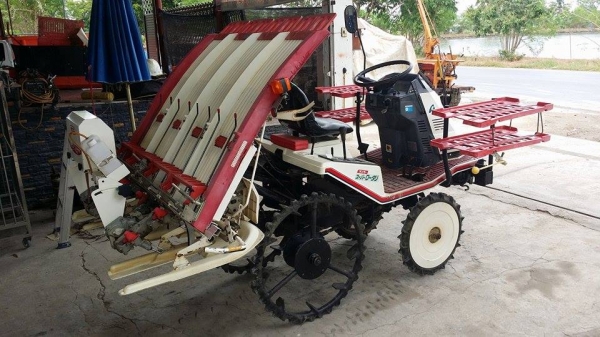 รถปลูกข้าวนั่งขับ YANMAR  RR40  (1) ดำนา 4 แถว  พร้อมกล่องหยอดปุ๋ยน้ำด้านท้าย