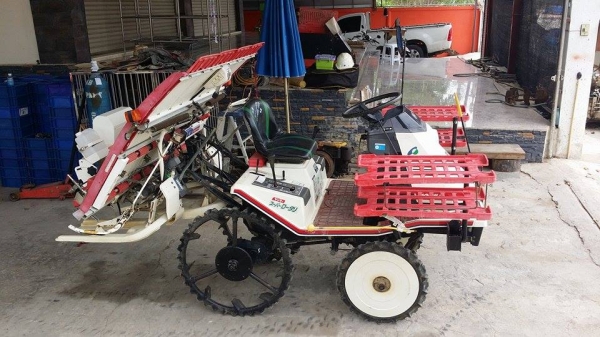 รถปลูกข้าวนั่งขับ YANMAR  RR40  (1) ดำนา 4 แถว  พร้อมกล่องหยอดปุ๋ยน้ำด้านท้าย