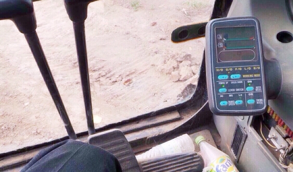 KOMATSU PC 200-6 Serial 87018 รถสวยสภาพดีมากครับพร้อมทำงานได้เลย เครื่องยนต์โคมัตซุเดิมๆแน่นแรงดีไม่มีเยิ้ม ปั๊มแรงดีทำงานเร็วไม่มีโหลดครับ ภายในเก๋งสะอาดสวย แอร์เย็น ไฟฟ้าเต็ม หน้าจอครบพร้อม ภายนอกบอดี้สวยเดิม บูมอาร์มไม่มีปะ ช่วงล่างแน่น โรลเลอร์โซ่ใบแท