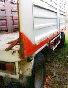 ขายด่วน ลูกพ่วง 2 คาน กระบะคอกเหล็กไม่ดั๊มพ์ความยาว 6 เมตรของอู่ ส.สุชัย สภาพดีมากครับพื้นไม่มีบุบไม่ยุบ ฝาข้างทั้งสองด้านไม่มีผุเลยพร้อมบรรทุกหนักได้เลย ช่วงล่างแน่นดี คัชซีมีดามไว้นิดหน่อยครับข้างเดียวพร้อมใช้งานไม่มีปัญหาครับ ยางสภาพดี 8 เส้นประมาณ 70\%