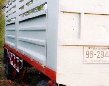 ขายด่วน ลูกพ่วง 2 คาน กระบะคอกเหล็กไม่ดั๊มพ์ความยาว 6 เมตรของอู่ ส.สุชัย สภาพดีมากครับพื้นไม่มีบุบไม่ยุบ ฝาข้างทั้งสองด้านไม่มีผุเลยพร้อมบรรทุกหนักได้เลย ช่วงล่างแน่นดี คัชซีมีดามไว้นิดหน่อยครับข้างเดียวพร้อมใช้งานไม่มีปัญหาครับ ยางสภาพดี 8 เส้นประมาณ 70\%