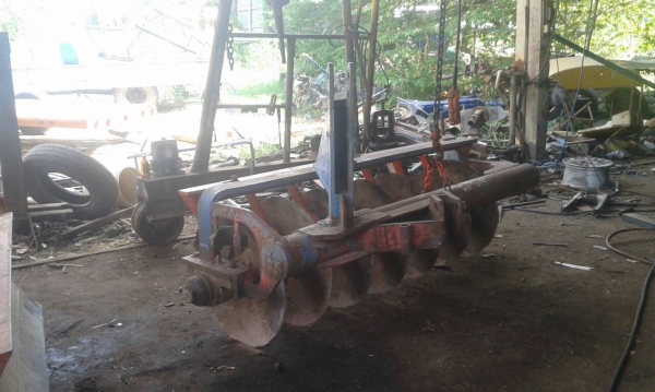 ขายรถไถฟอร์ดเสื้อลายพร้อมลุยงานหนักเอกสารพร้อมจดทะเบียนโอน325000บาทอุปกรณ์ ใบมีดดันหน้า หางสามkhl หางเจ็ดcmt