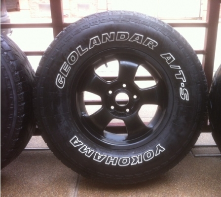 ล้อ15 แนวoff road  พร้อมยาง All Yokohama 30 9.5 R15 เหมาะสำหรับรถกระบะตัวเตี้ยอยากสูง