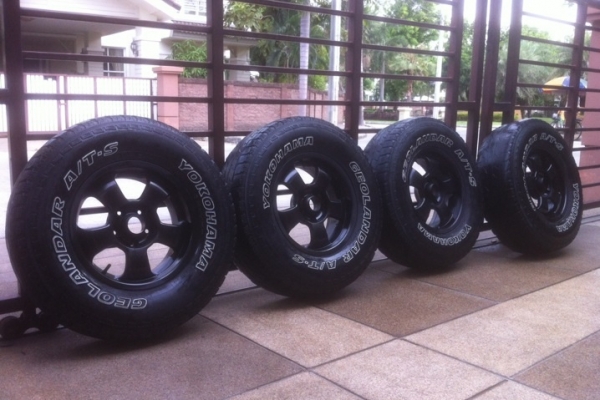 ล้อ15 แนวoff road  พร้อมยาง All Yokohama 30 9.5 R15 เหมาะสำหรับรถกระบะตัวเตี้ยอยากสูง