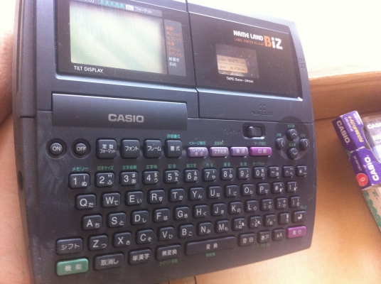 เครื่องพิมพ์แถบสติกเกอร์ CASIO นำไปพิมพ์ข้อมูลต่างๆติดตามตู้ไฟไฟต่างๆหรืออื่นได้หมด ครบชุดพร้อมกระเป๋าเก็บ และ ม้วนสติกเกอร์อีก 4 ม้วน