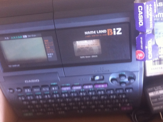 เครื่องพิมพ์แถบสติกเกอร์ CASIO นำไปพิมพ์ข้อมูลต่างๆติดตามตู้ไฟไฟต่างๆหรืออื่นได้หมด ครบชุดพร้อมกระเป๋าเก็บ และ ม้วนสติกเกอร์อีก 4 ม้วน เครื่องพิมพ์แถบสติกเกอร์ CASIO นำไปพิมพ์ข้อมูลต่างๆติดตามตู้ไฟไฟต่างๆหรืออื่นได้หมด ครบชุดพร้อมกระเป๋าเก็บ และ ม้วนสติกเกอร์อีก 4 ม้วน