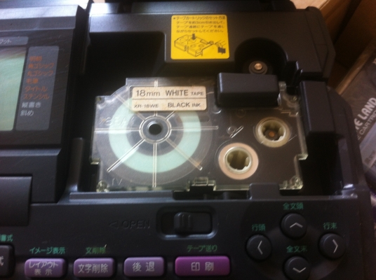 เครื่องพิมพ์แถบสติกเกอร์ CASIO นำไปพิมพ์ข้อมูลต่างๆติดตามตู้ไฟไฟต่างๆหรืออื่นได้หมด ครบชุดพร้อมกระเป๋าเก็บ และ ม้วนสติกเกอร์อีก 4 ม้วน เครื่องพิมพ์แถบสติกเกอร์ CASIO นำไปพิมพ์ข้อมูลต่างๆติดตามตู้ไฟไฟต่างๆหรืออื่นได้หมด ครบชุดพร้อมกระเป๋าเก็บ และ ม้วนสติกเกอร์อีก 4 ม้วน