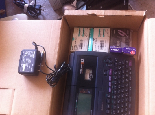 เครื่องพิมพ์แถบสติกเกอร์ CASIO นำไปพิมพ์ข้อมูลต่างๆติดตามตู้ไฟไฟต่างๆหรืออื่นได้หมด ครบชุดพร้อมกระเป๋าเก็บ และ ม้วนสติกเกอร์อีก 4 ม้วน เครื่องพิมพ์แถบสติกเกอร์ CASIO นำไปพิมพ์ข้อมูลต่างๆติดตามตู้ไฟไฟต่างๆหรืออื่นได้หมด ครบชุดพร้อมกระเป๋าเก็บ และ ม้วนสติกเกอร์อีก 4 ม้วน