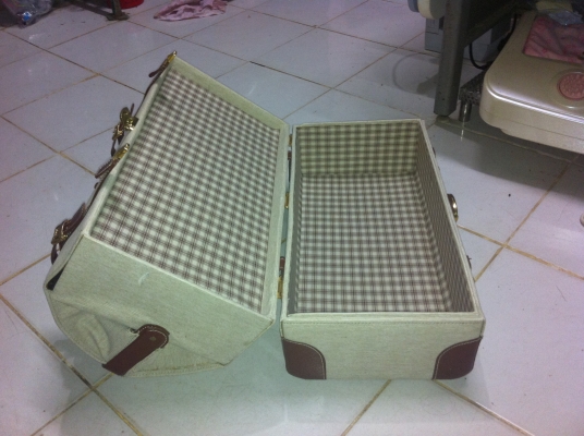 กระเป๋าเดินทางแบบแข็งรูปแบบสวยงาม จากญี่ปุ่น ออกแบบช่องใส่ของสองช่องใหญ่