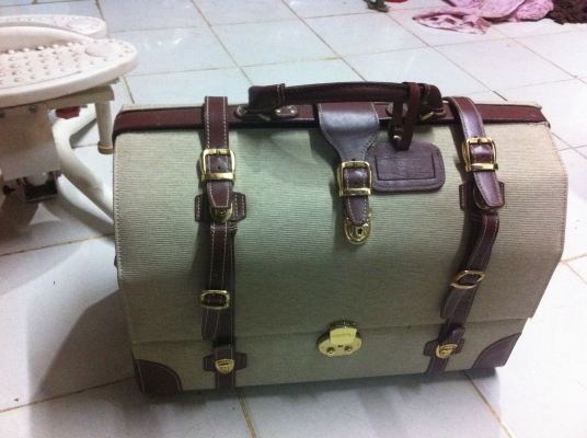 กระเป๋าเดินทางแบบแข็งรูปแบบสวยงาม จากญี่ปุ่น ออกแบบช่องใส่ของสองช่องใหญ่