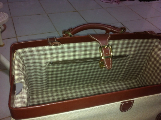 กระเป๋าเดินทางแบบแข็งรูปแบบสวยงาม จากญี่ปุ่น ออกแบบช่องใส่ของสองช่องใหญ่