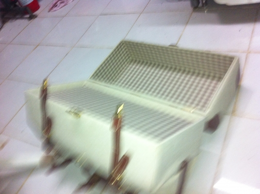 กระเป๋าเดินทางแบบแข็งรูปแบบสวยงาม จากญี่ปุ่น ออกแบบช่องใส่ของสองช่องใหญ่