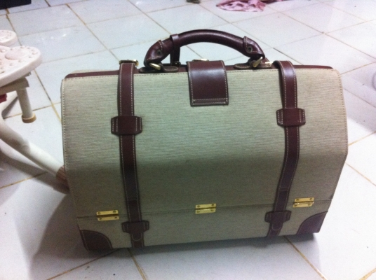 กระเป๋าเดินทางแบบแข็งรูปแบบสวยงาม จากญี่ปุ่น ออกแบบช่องใส่ของสองช่องใหญ่