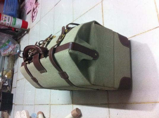 กระเป๋าเดินทางแบบแข็งรูปแบบสวยงาม จากญี่ปุ่น ออกแบบช่องใส่ของสองช่องใหญ่