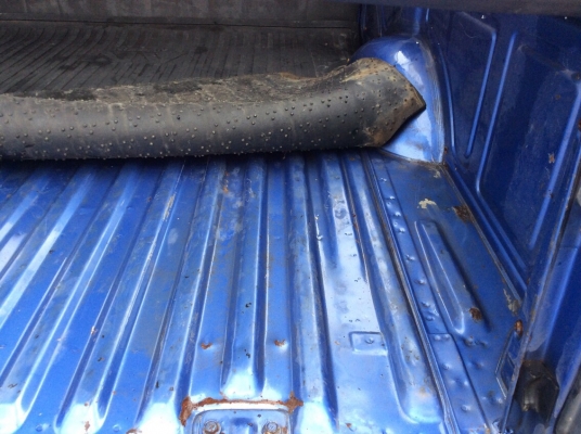 รถนิสสัน NV ปี96 เครื่องเดิม 1.6 เกียร์ธรรมดา ภายในเดิมๆเบาะไม่ขาด แอร์เย็นฉ่ำ ตัวถังเดิมๆตะเข็บเดิมทั้งคัน ลอนกระบะสวยเดิม หลังคามีพร้อม รถขับดี พร้อมใช้งานได้เลยครับ ภาษีปี59 ขายถูกครับ