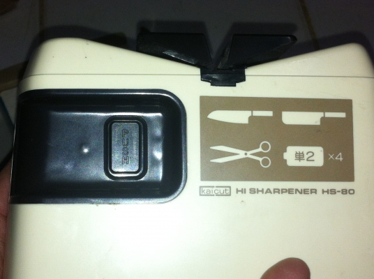 เครื่องเจียร์ลับคม มีด กรรไกร แบบใช้ถ่าน 4 ก้อน นำไปตั้งที่ไหนสะดวกตั้งการให้งาน