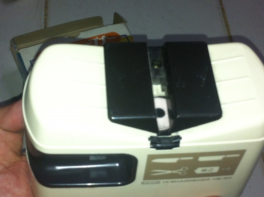 เครื่องเจียร์ลับคม มีด กรรไกร แบบใช้ถ่าน 4 ก้อน นำไปตั้งที่ไหนสะดวกตั้งการให้งาน