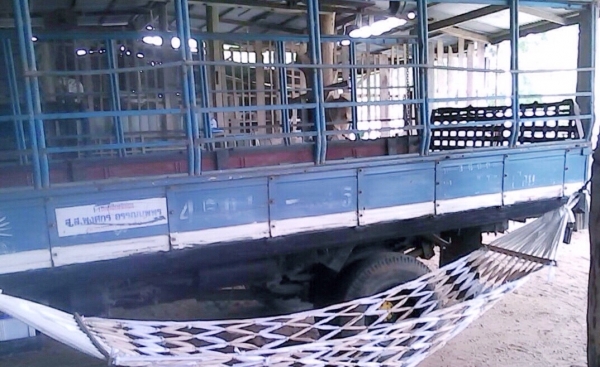 ISUZU NPR 115 HP 4BD1 รถบรรทุกหกล้อ กระบะคอกเหล็กความยาว 4.30 เมตรสภาพดีมีหลังคาโดยสารครบพร้อมครับ เครื่องยนต์แรงดีไม่มีเยิ้ม ภายในเก๋งคอนโซลสวยครบ พวงมาลัยเพาเวอร์ ช่วงล่างใหญ่คัชซีไม่มีบวม คานหน้ากับเฟืองท้ายใหญ่หกน็อต ติด F ครบแล้ว ยาง 8.25 ขอบ 16 สภาพ