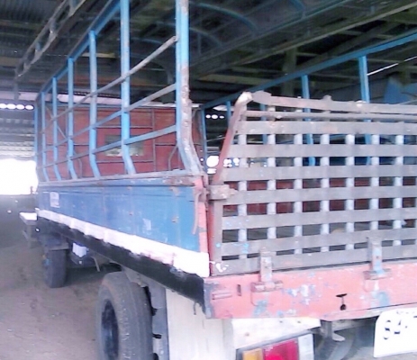 ISUZU NPR 115 HP 4BD1 รถบรรทุกหกล้อ กระบะคอกเหล็กความยาว 4.30 เมตรสภาพดีมีหลังคาโดยสารครบพร้อมครับ เครื่องยนต์แรงดีไม่มีเยิ้ม ภายในเก๋งคอนโซลสวยครบ พวงมาลัยเพาเวอร์ ช่วงล่างใหญ่คัชซีไม่มีบวม คานหน้ากับเฟืองท้ายใหญ่หกน็อต ติด F ครบแล้ว ยาง 8.25 ขอบ 16 สภาพ