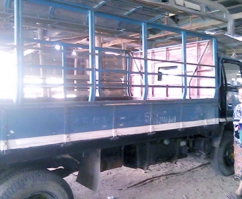 ISUZU NPR 115 HP 4BD1 รถบรรทุกหกล้อ กระบะคอกเหล็กความยาว 4.30 เมตรสภาพดีมีหลังคาโดยสารครบพร้อมครับ เครื่องยนต์แรงดีไม่มีเยิ้ม ภายในเก๋งคอนโซลสวยครบ พวงมาลัยเพาเวอร์ ช่วงล่างใหญ่คัชซีไม่มีบวม คานหน้ากับเฟืองท้ายใหญ่หกน็อต ติด F ครบแล้ว ยาง 8.25 ขอบ 16 สภาพ