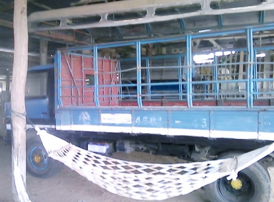 ISUZU NPR 115 HP 4BD1 รถบรรทุกหกล้อ กระบะคอกเหล็กความยาว 4.30 เมตรสภาพดีมีหลังคาโดยสารครบพร้อมครับ เครื่องยนต์แรงดีไม่มีเยิ้ม ภายในเก๋งคอนโซลสวยครบ พวงมาลัยเพาเวอร์ ช่วงล่างใหญ่คัชซีไม่มีบวม คานหน้ากับเฟืองท้ายใหญ่หกน็อต ติด F ครบแล้ว ยาง 8.25 ขอบ 16 สภาพ